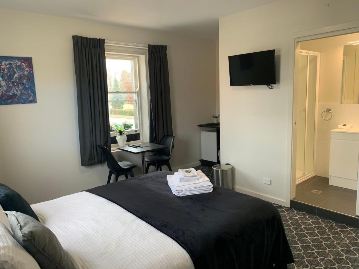 Queens Arms Hotel Longford Eksteriør billede
